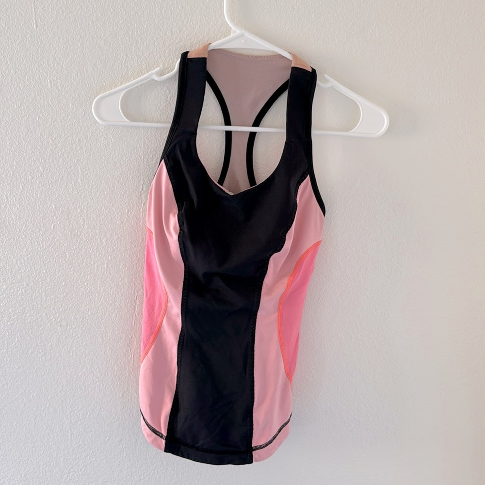 Flattering Lululemon athletic shirt with built in bra